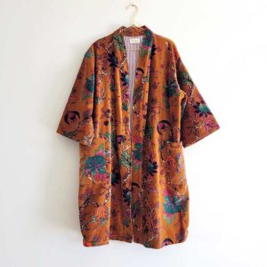 abrigo kimono de terciopelo ocre