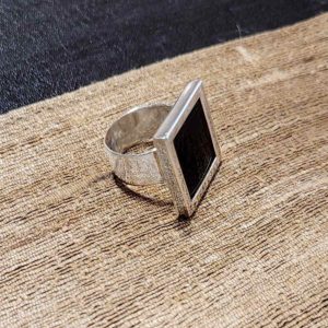 anillo de plata cuadrado con onix