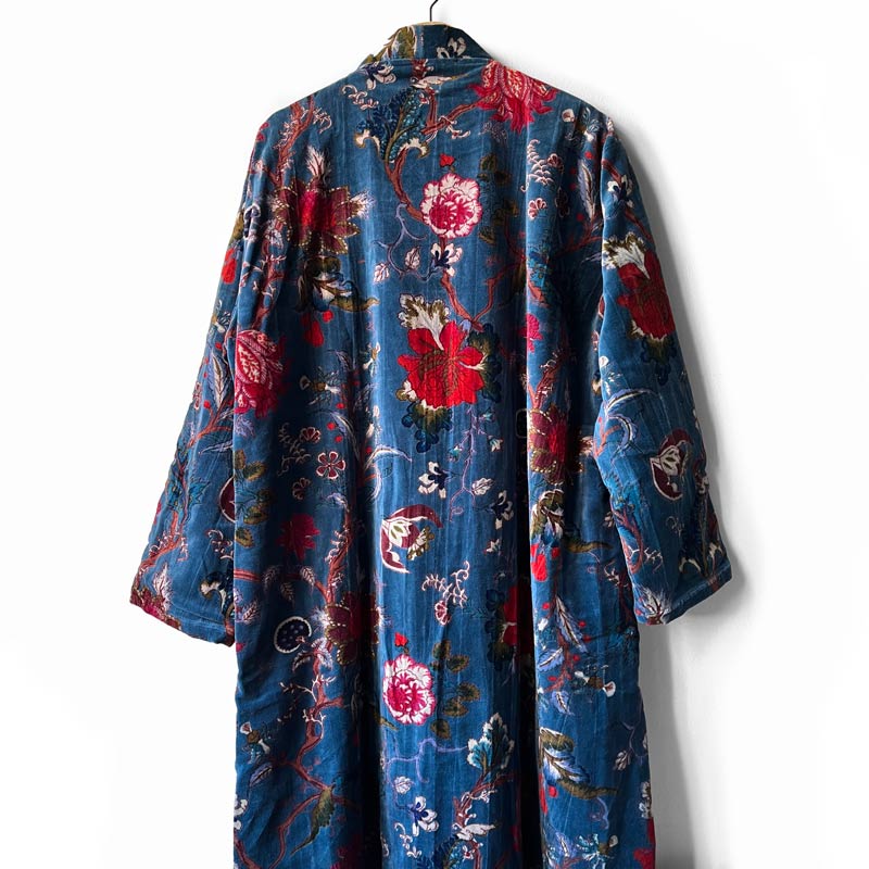 abrigo kimono largo de terciopelo azul con estampado de flores