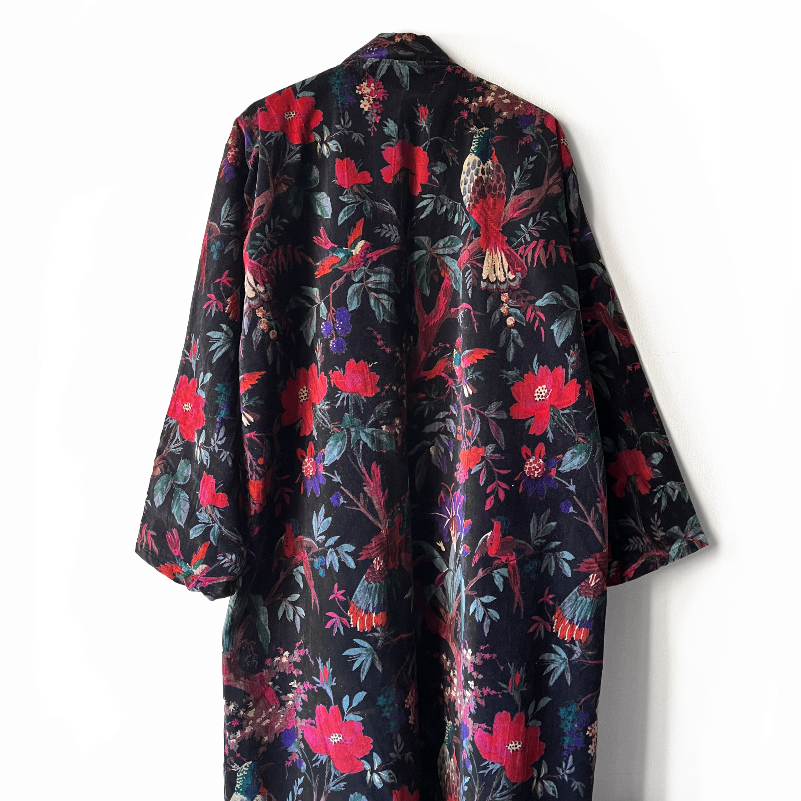 abrigo de terciopelo negro con estampado de flores