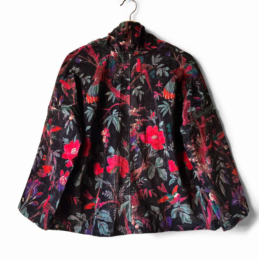 chaqueta corta de terciopelo negro con estampado de flores